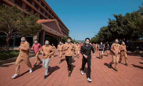 组织“跑在阳光下，跑进健柯凤”体育活动